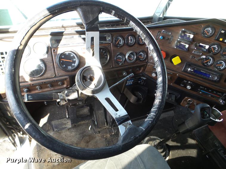 image for item EJ9048 1997 Freightliner Classic XL semi truck