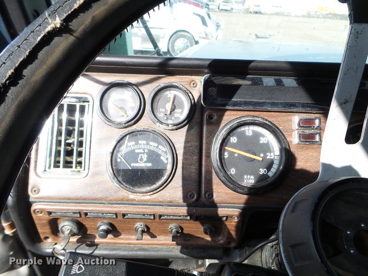 image for item EJ9048 1997 Freightliner Classic XL semi truck