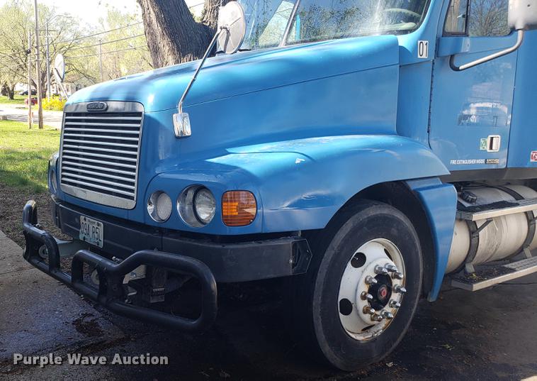image for item EN9876 2004 Freightliner Century Class ST120 semi truck