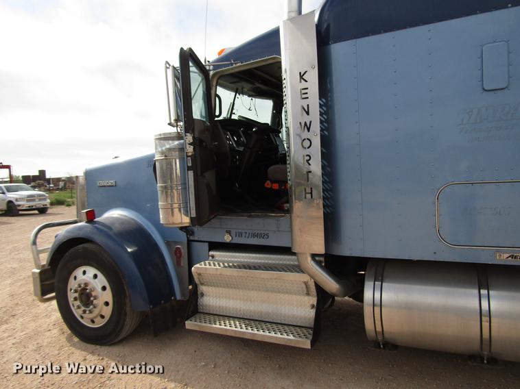 image for item FJ9646 2007 Kenworth W900 semi truck