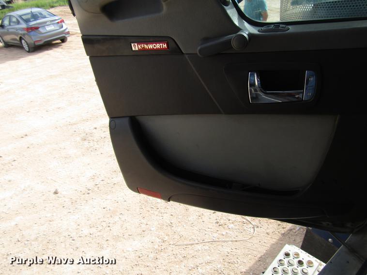 image for item FJ9646 2007 Kenworth W900 semi truck