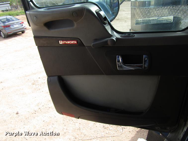 image for item FJ9646 2007 Kenworth W900 semi truck