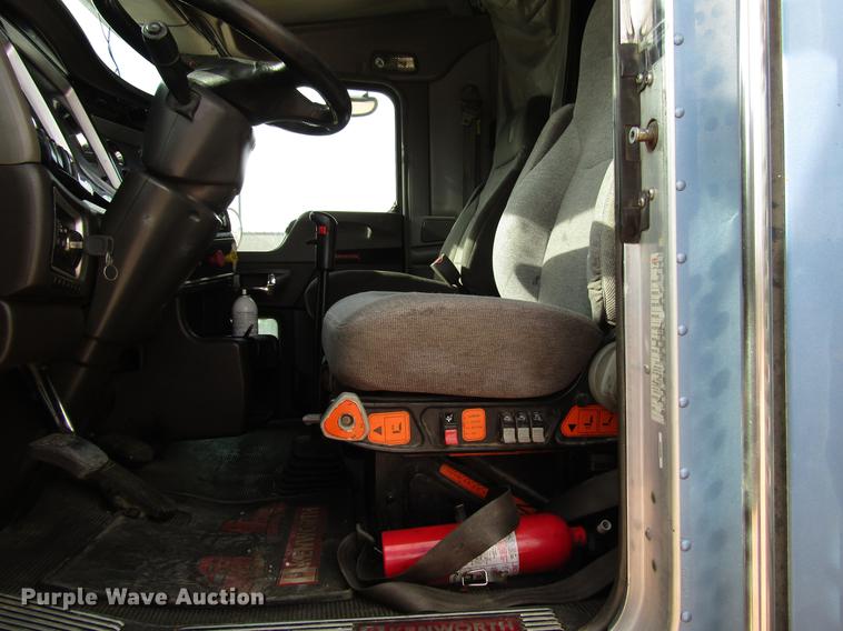 image for item FJ9646 2007 Kenworth W900 semi truck