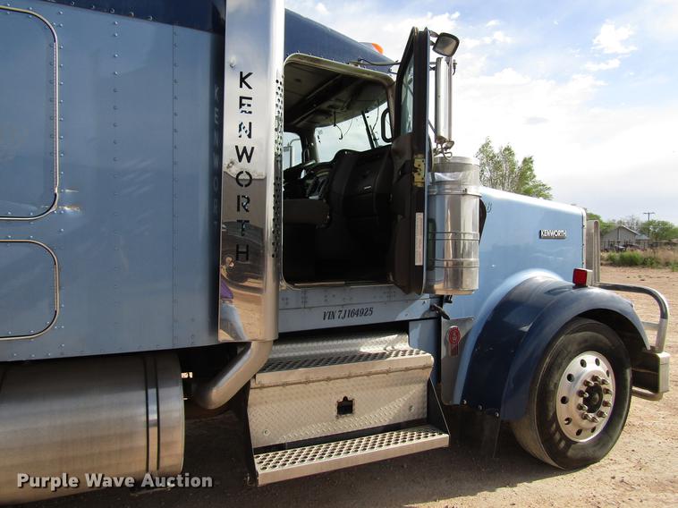 image for item FJ9646 2007 Kenworth W900 semi truck