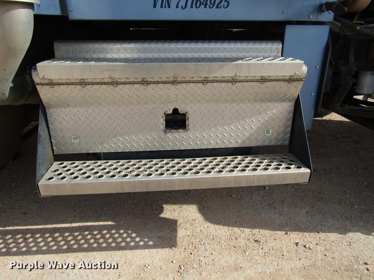 image for item FJ9646 2007 Kenworth W900 semi truck