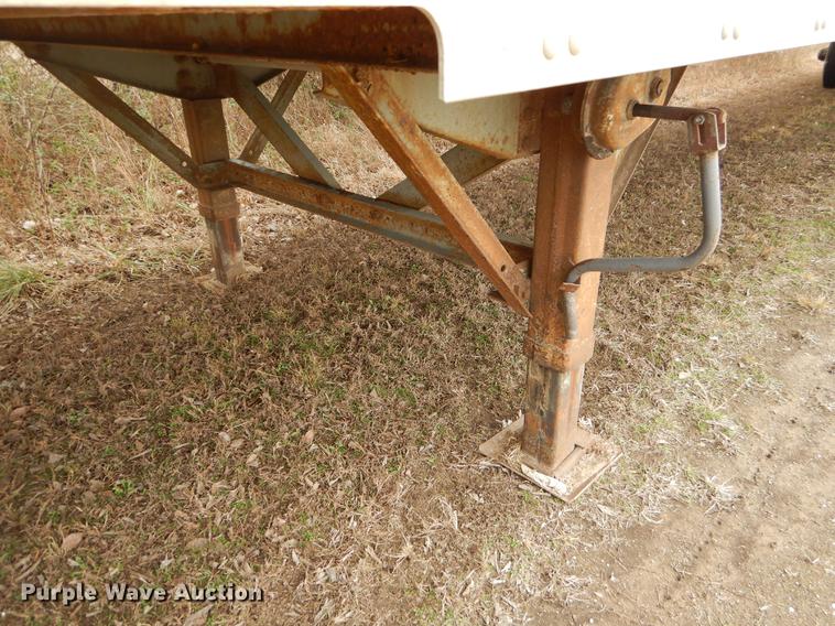 image for item FQ9677 1992 Fruehauf dry van trailer