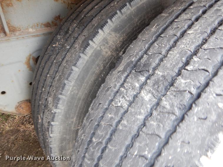 image for item FQ9677 1992 Fruehauf dry van trailer