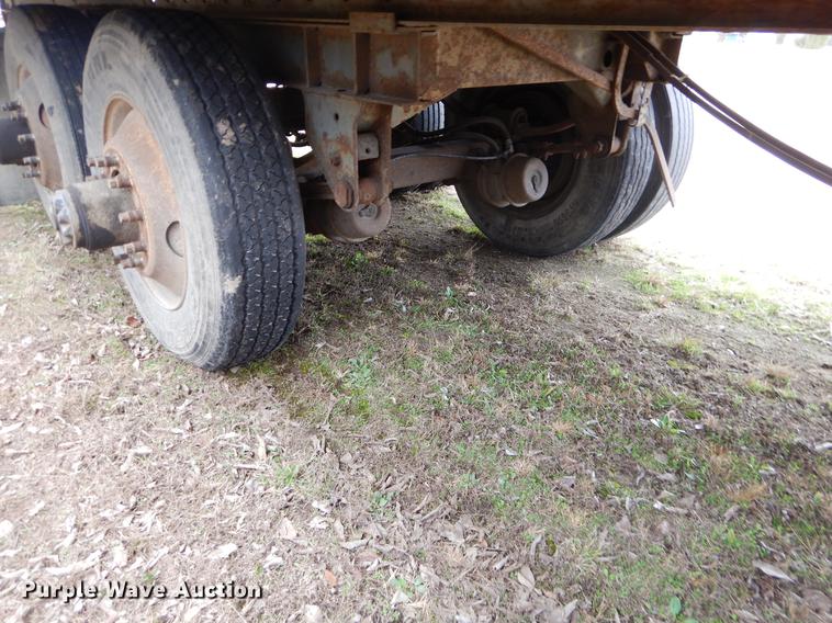 image for item FQ9677 1992 Fruehauf dry van trailer