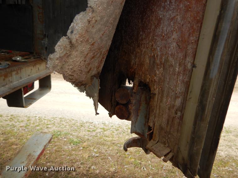 image for item FQ9680 1992 Fruehauf dry van trailer