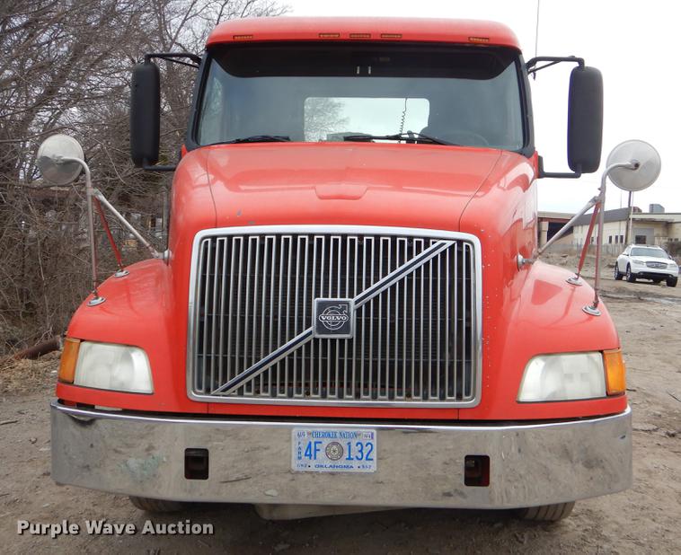 image for item FQ9691 1999 Volvo VN semi truck