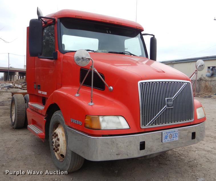 image for item FQ9691 1999 Volvo VN semi truck
