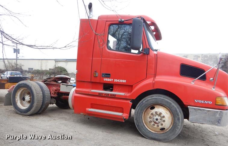 image for item FQ9691 1999 Volvo VN semi truck