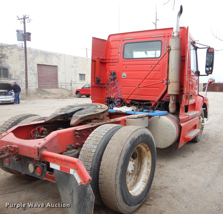 image for item FQ9691 1999 Volvo VN semi truck