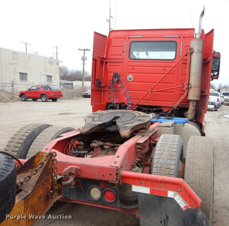 image for item FQ9691 1999 Volvo VN semi truck