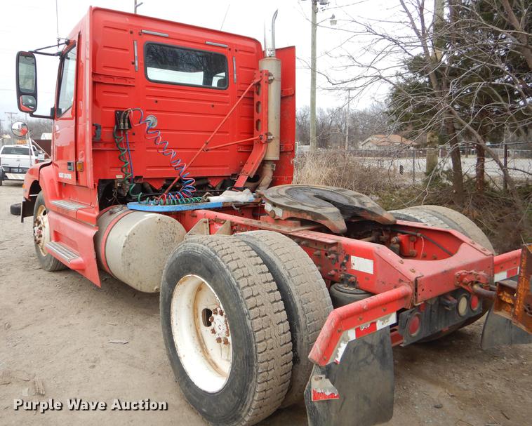 image for item FQ9691 1999 Volvo VN semi truck