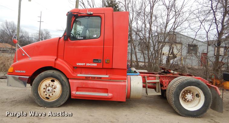 image for item FQ9691 1999 Volvo VN semi truck