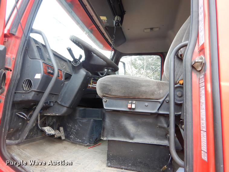 image for item FQ9691 1999 Volvo VN semi truck