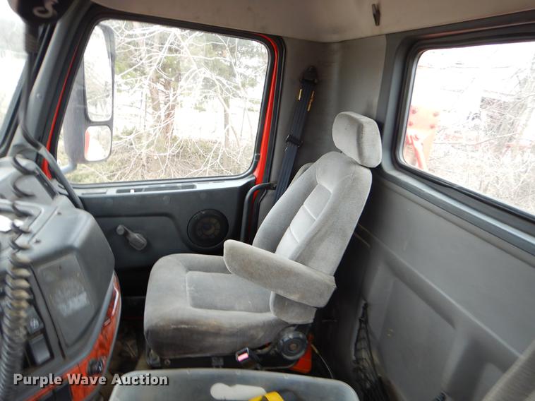 image for item FQ9691 1999 Volvo VN semi truck