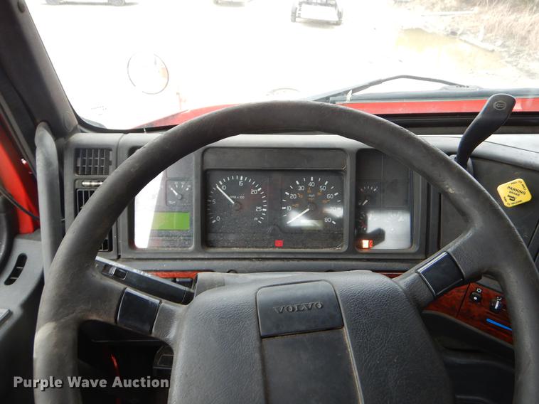 image for item FQ9691 1999 Volvo VN semi truck