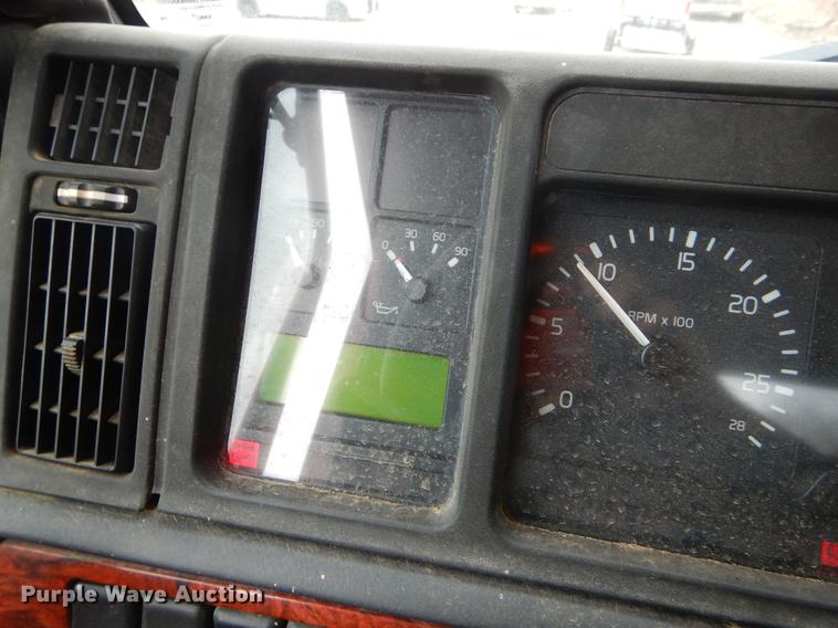 image for item FQ9691 1999 Volvo VN semi truck