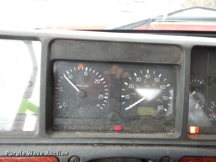 image for item FQ9691 1999 Volvo VN semi truck