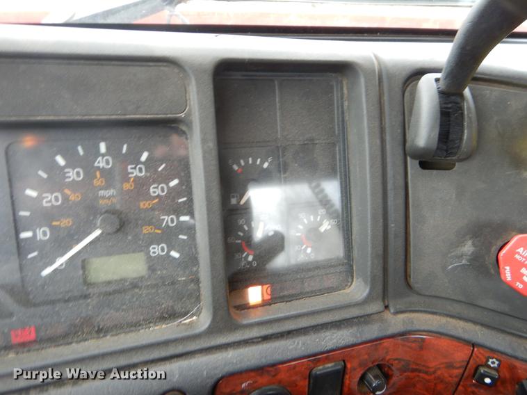 image for item FQ9691 1999 Volvo VN semi truck