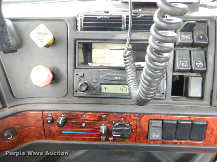 image for item FQ9691 1999 Volvo VN semi truck