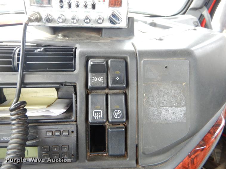 image for item FQ9691 1999 Volvo VN semi truck