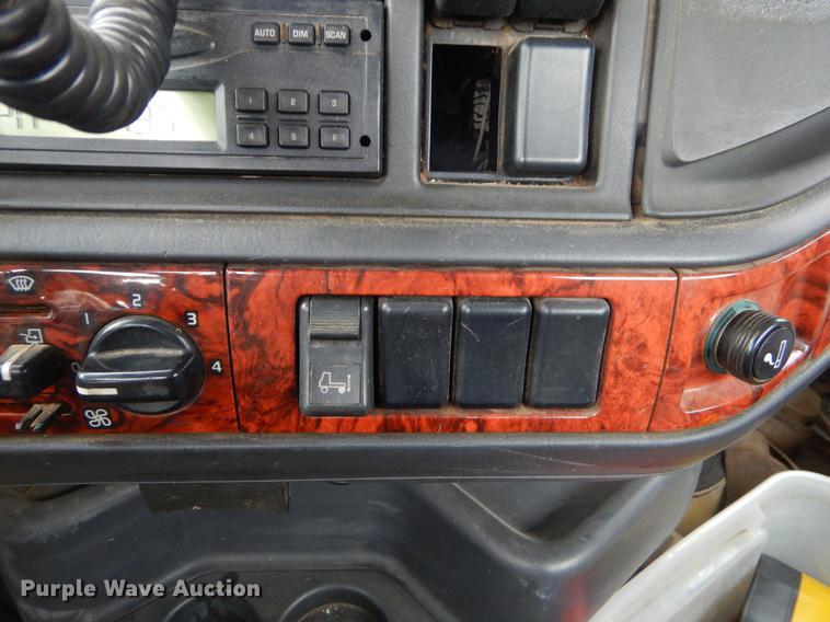 image for item FQ9691 1999 Volvo VN semi truck