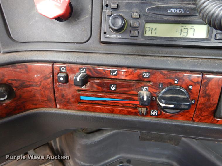 image for item FQ9691 1999 Volvo VN semi truck