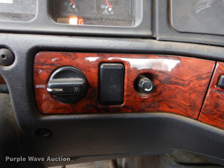 image for item FQ9691 1999 Volvo VN semi truck