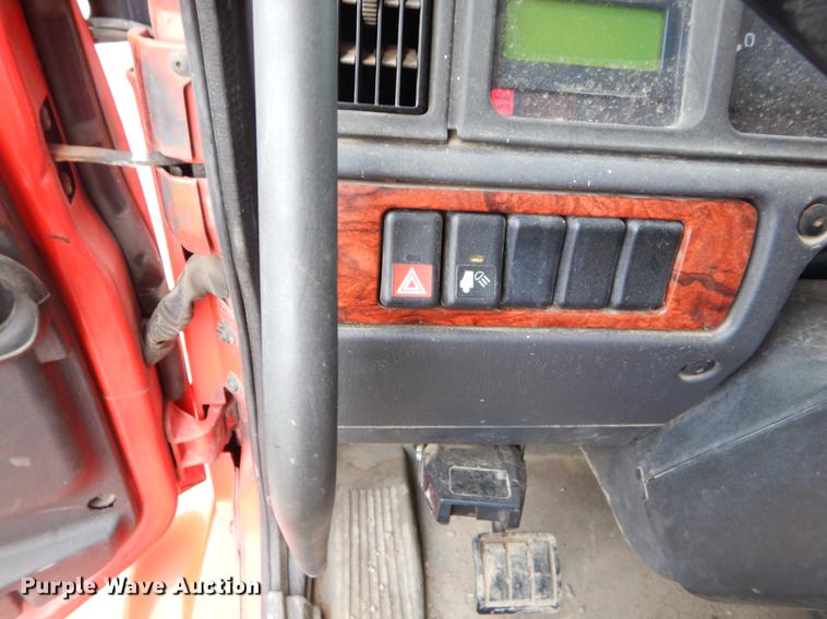 image for item FQ9691 1999 Volvo VN semi truck