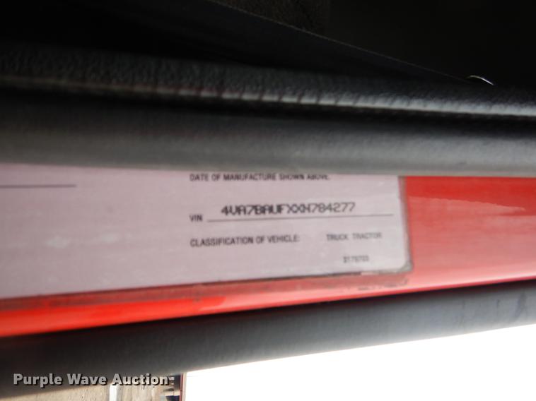 image for item FQ9691 1999 Volvo VN semi truck