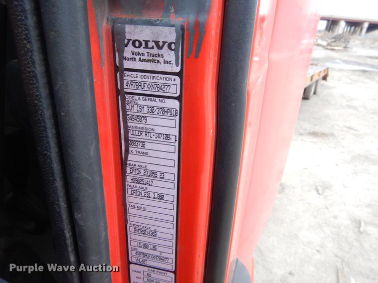 image for item FQ9691 1999 Volvo VN semi truck