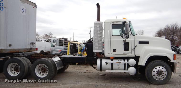 image for item FQ9692 2008 Mack CHU semi truck