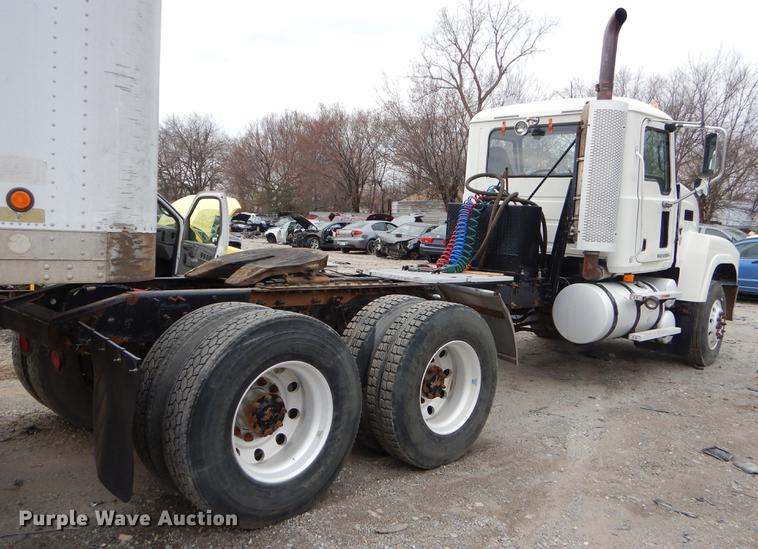 image for item FQ9692 2008 Mack CHU semi truck