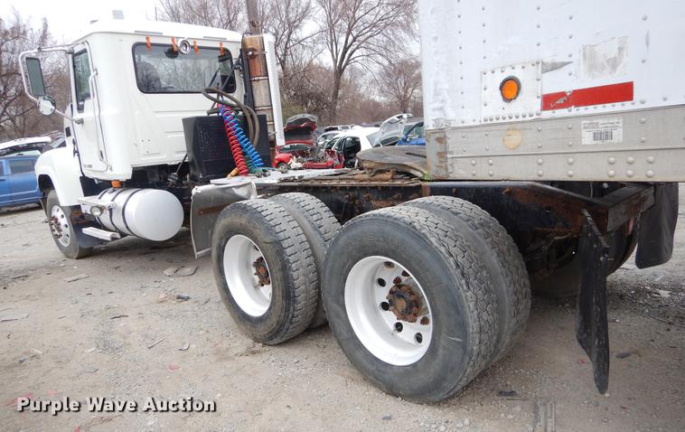 image for item FQ9692 2008 Mack CHU semi truck