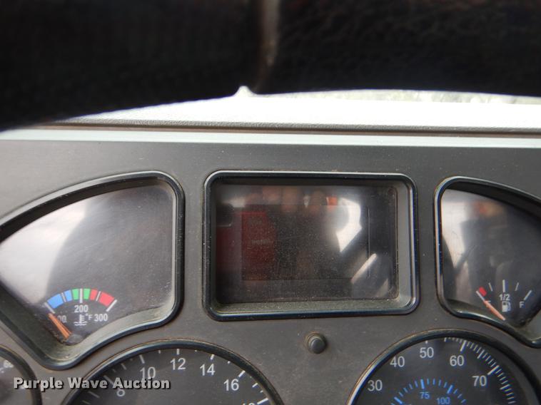 image for item FQ9692 2008 Mack CHU semi truck