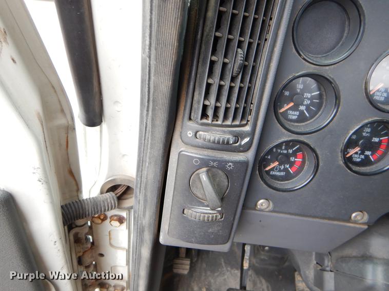 image for item FQ9692 2008 Mack CHU semi truck