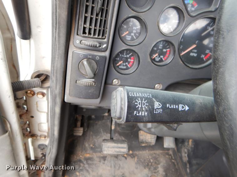 image for item FQ9692 2008 Mack CHU semi truck