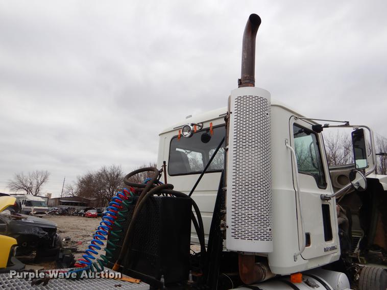 image for item FQ9692 2008 Mack CHU semi truck