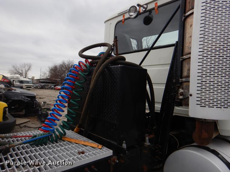 image for item FQ9692 2008 Mack CHU semi truck