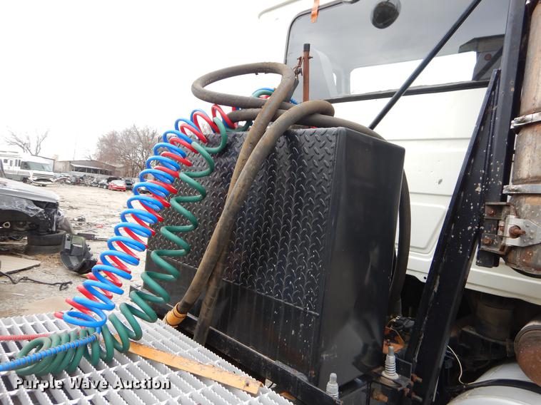 image for item FQ9692 2008 Mack CHU semi truck