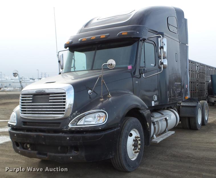 image for item FT9956 2005 Freightliner Columbia semi truck