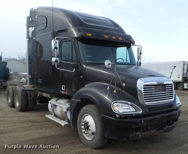 image for item FT9956 2005 Freightliner Columbia semi truck