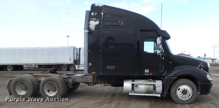 image for item FT9956 2005 Freightliner Columbia semi truck