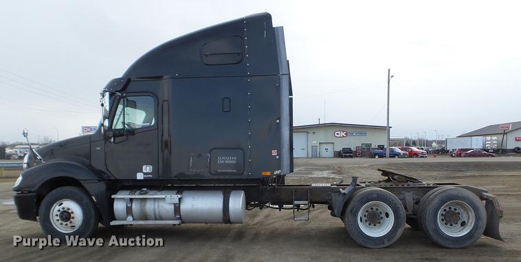 image for item FT9956 2005 Freightliner Columbia semi truck