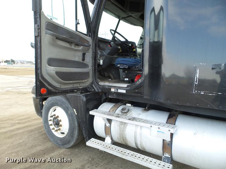 image for item FT9956 2005 Freightliner Columbia semi truck