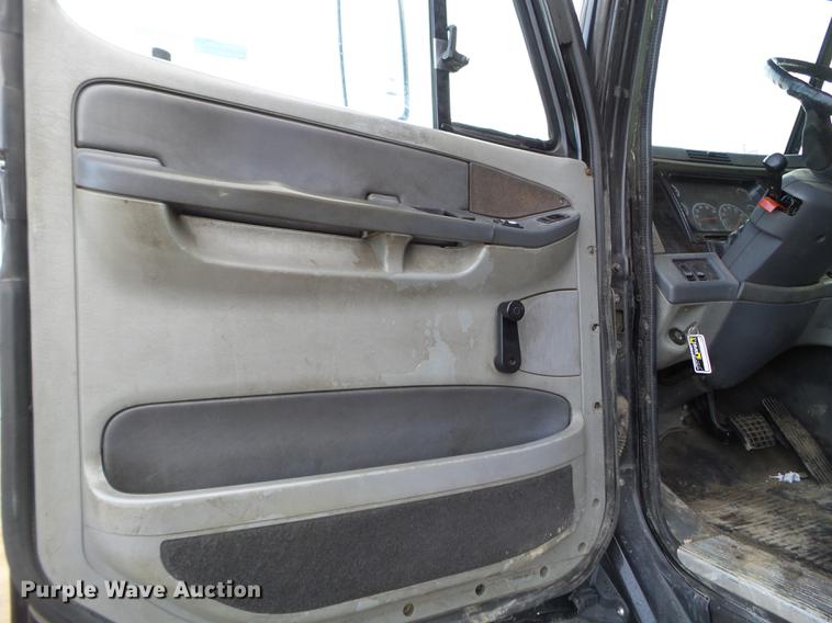 image for item FT9956 2005 Freightliner Columbia semi truck