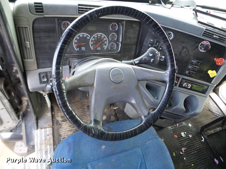 image for item FT9956 2005 Freightliner Columbia semi truck